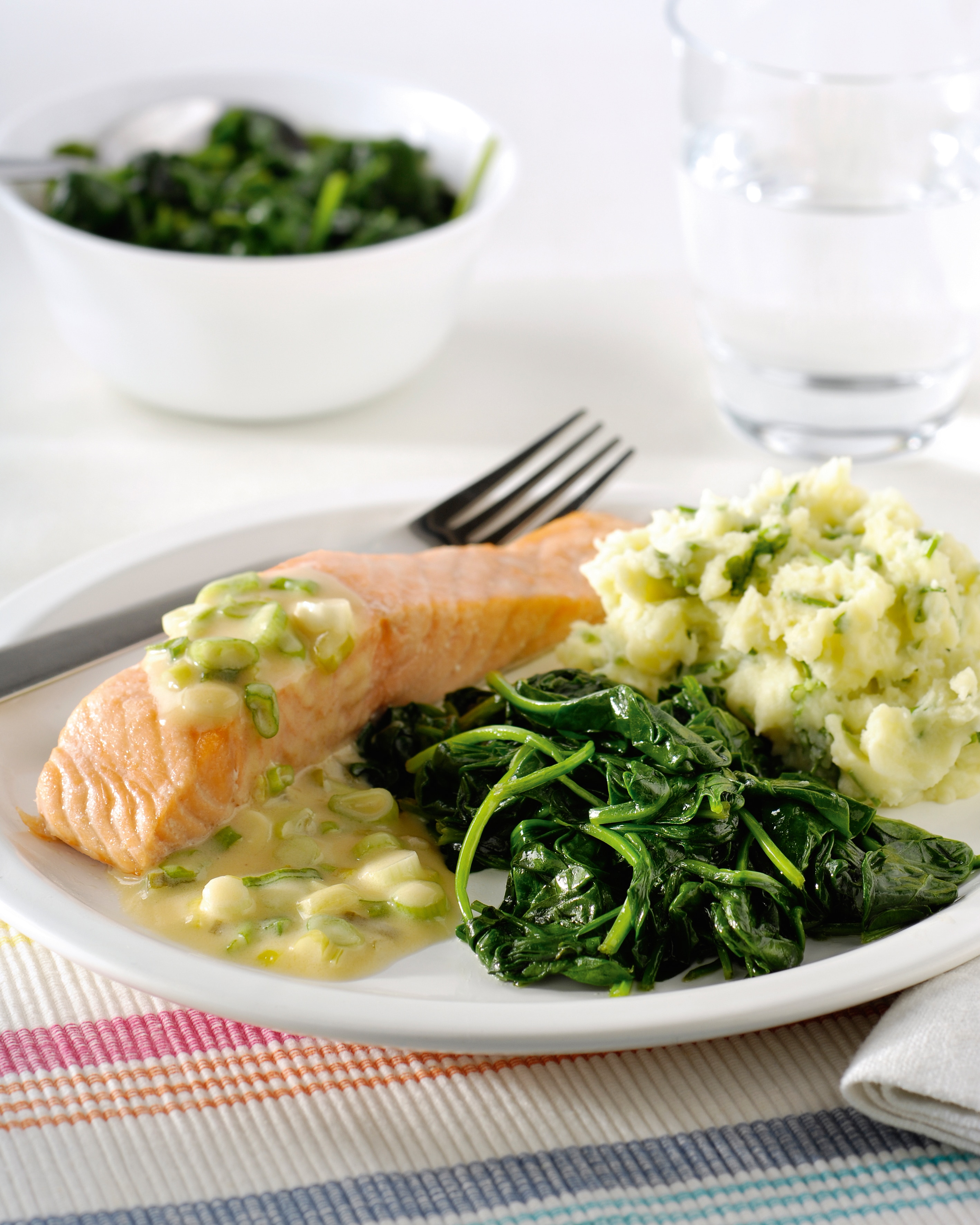 Saumon au four, sauce citron aux jeunes oignons