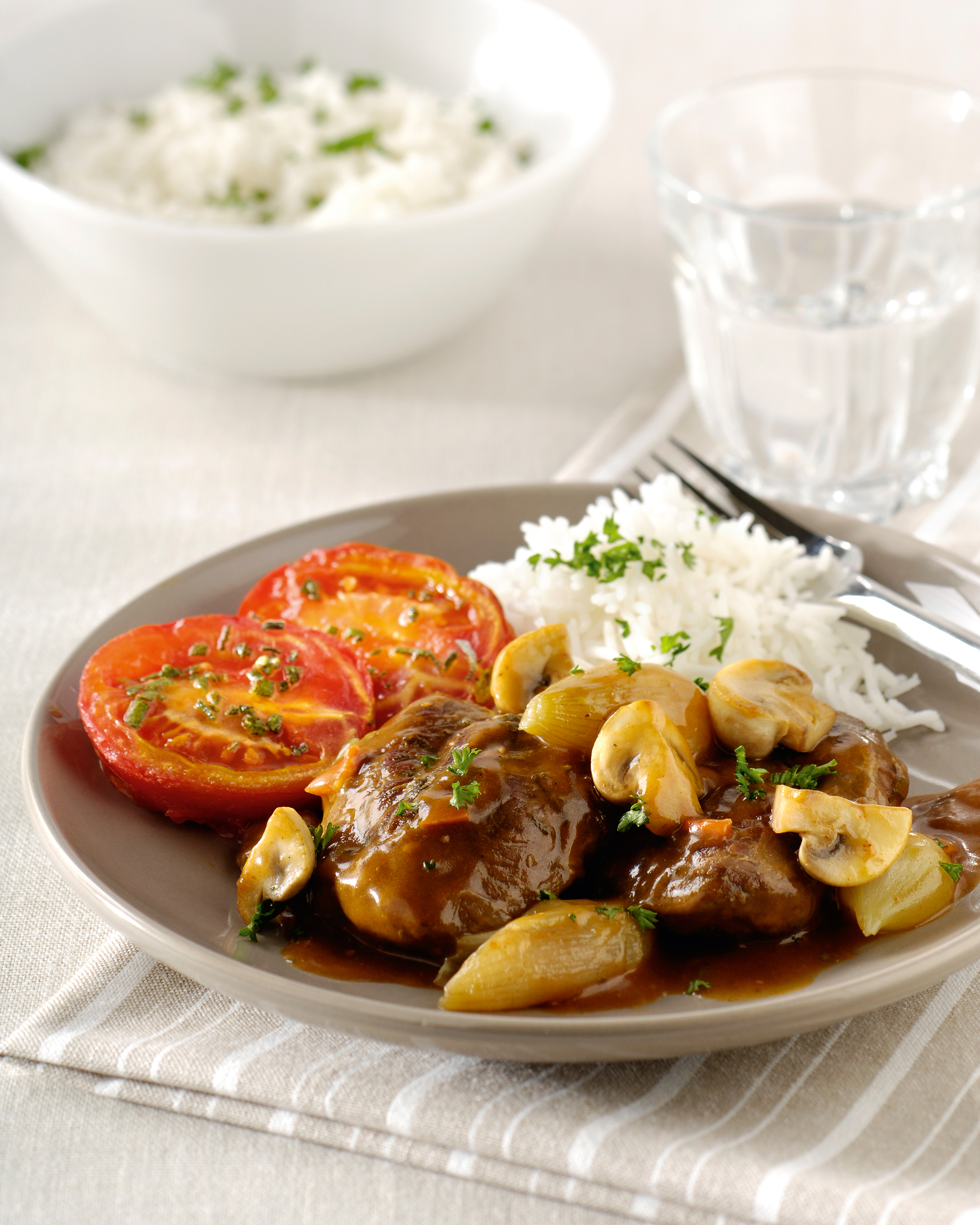 Gestoofde lamslapjes met champignons, uitjes en salie