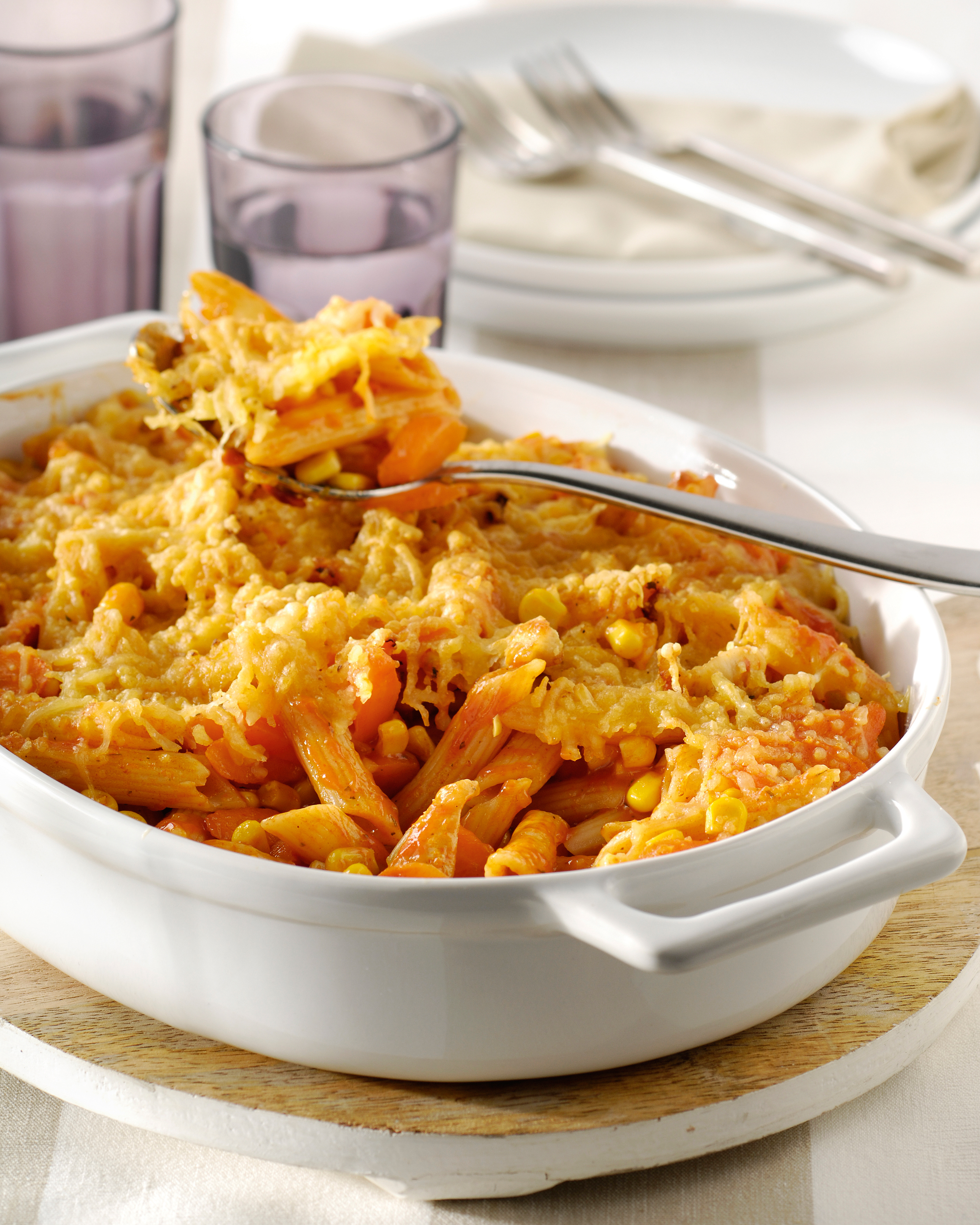 Pâtes au four avec du poulet, des carottes et du maïs