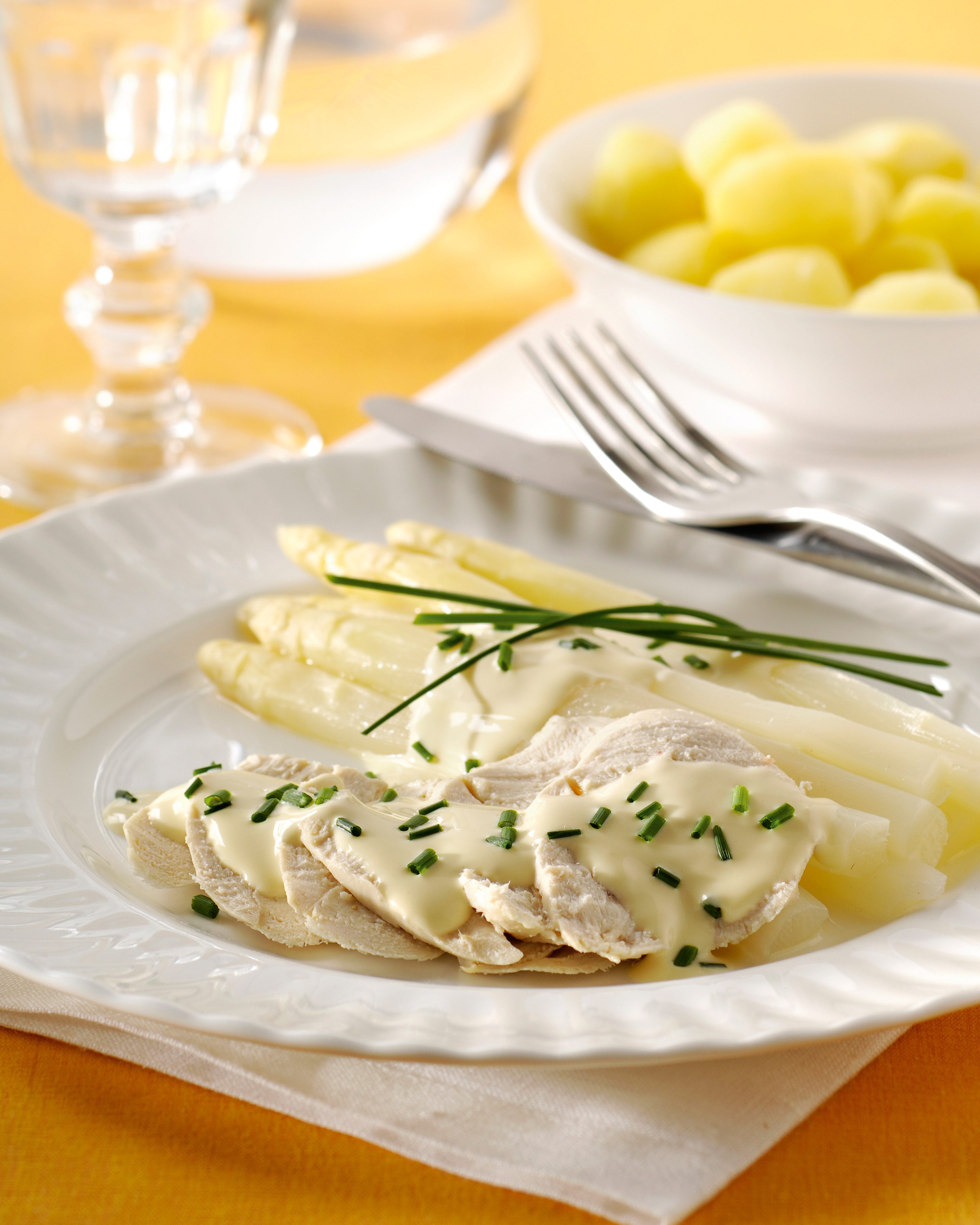 Asperges aux filets de poulet pochés et sauce hollandaise