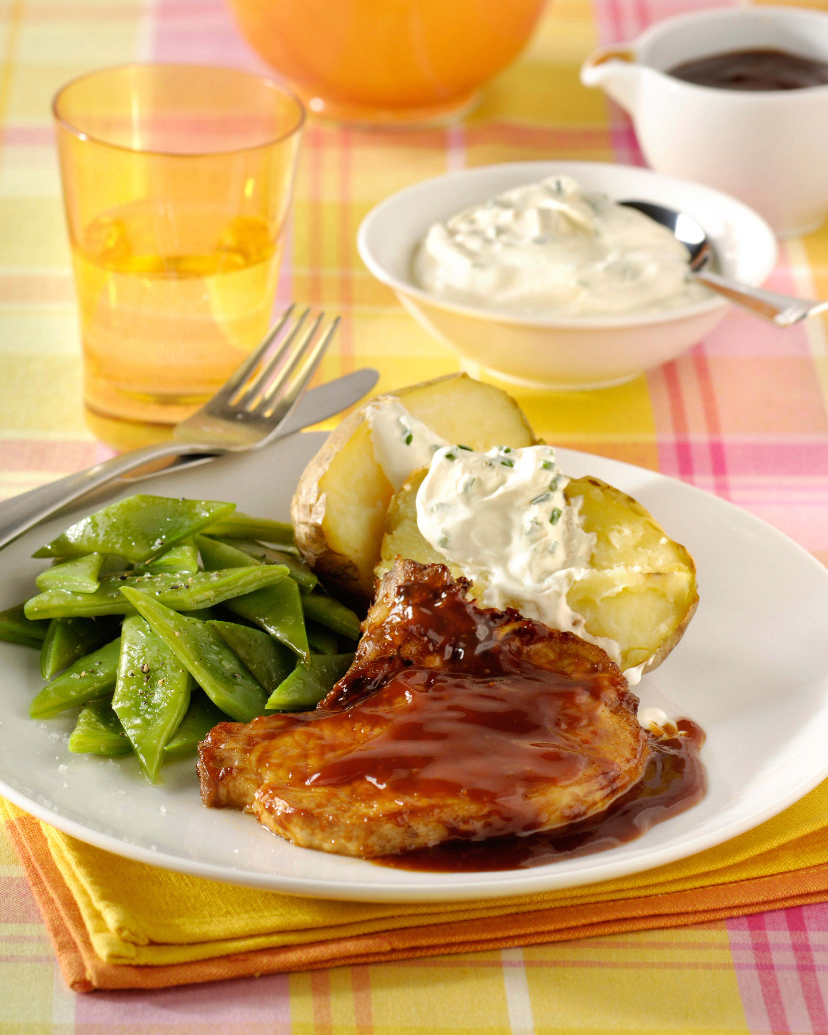 Cotelettes de porc, pommes en robe des champs et haricots coupés