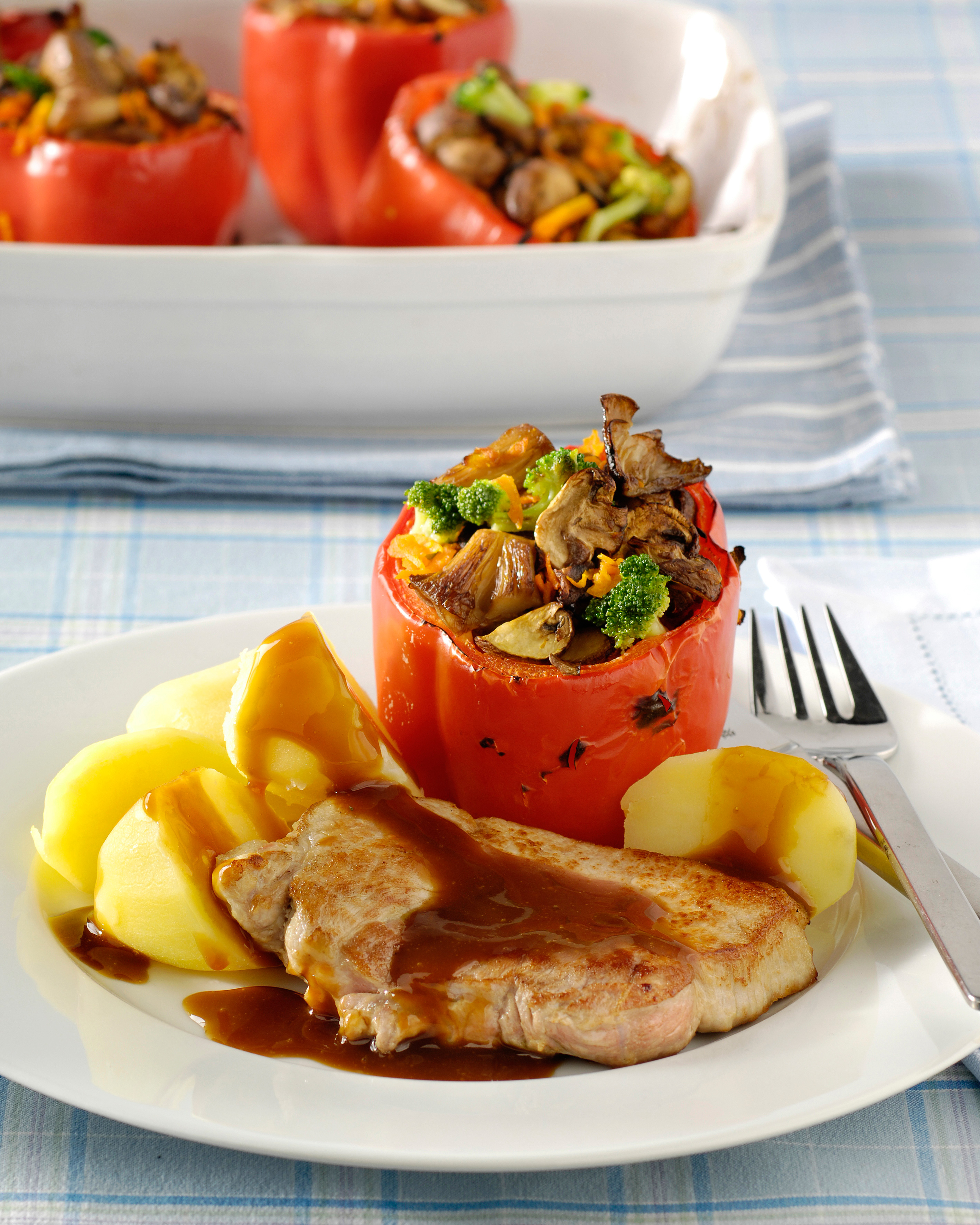 Varkenslapjes met gevulde paprika's