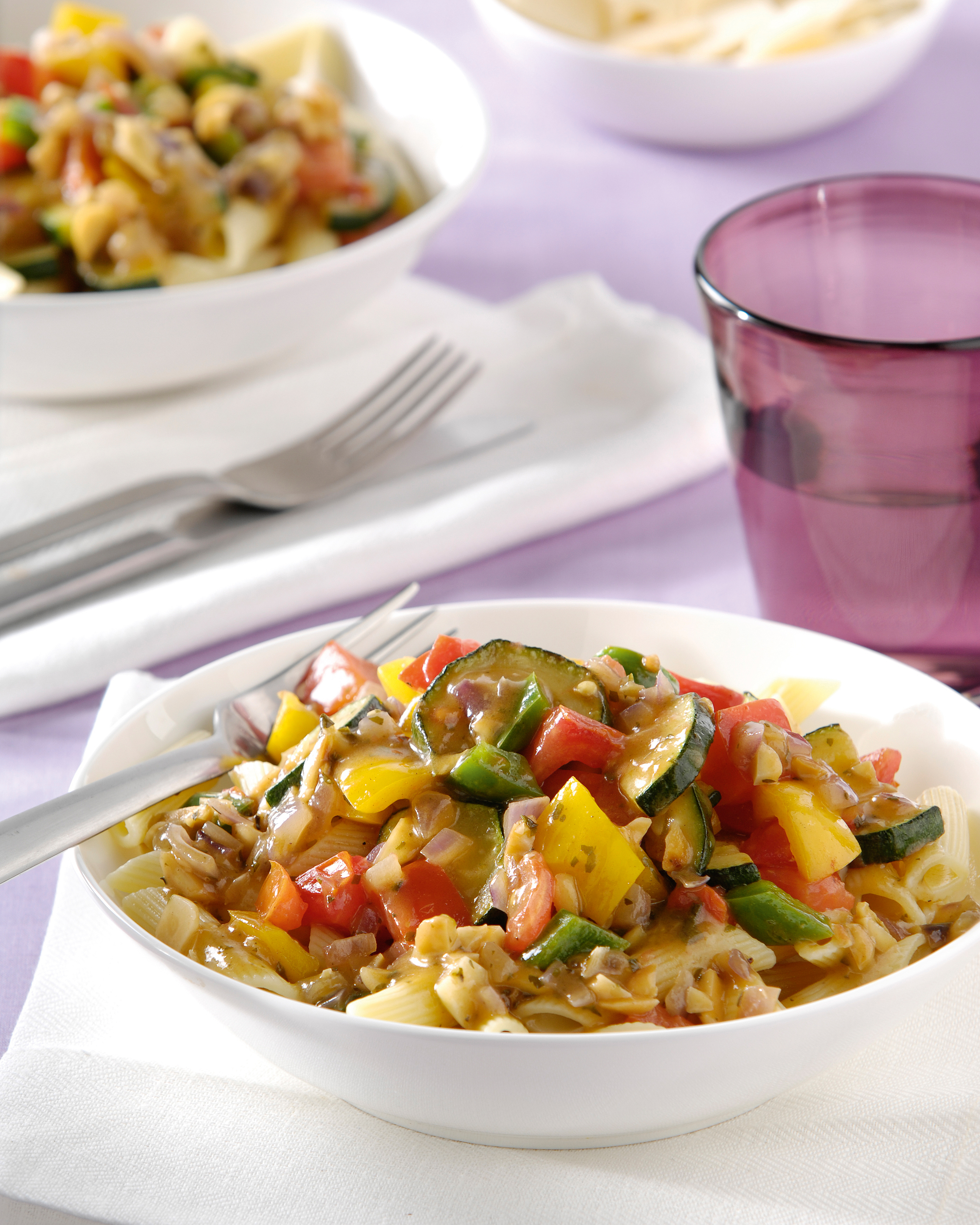 Penne à l'italienne avec une sauce aux légumes et aux amandes