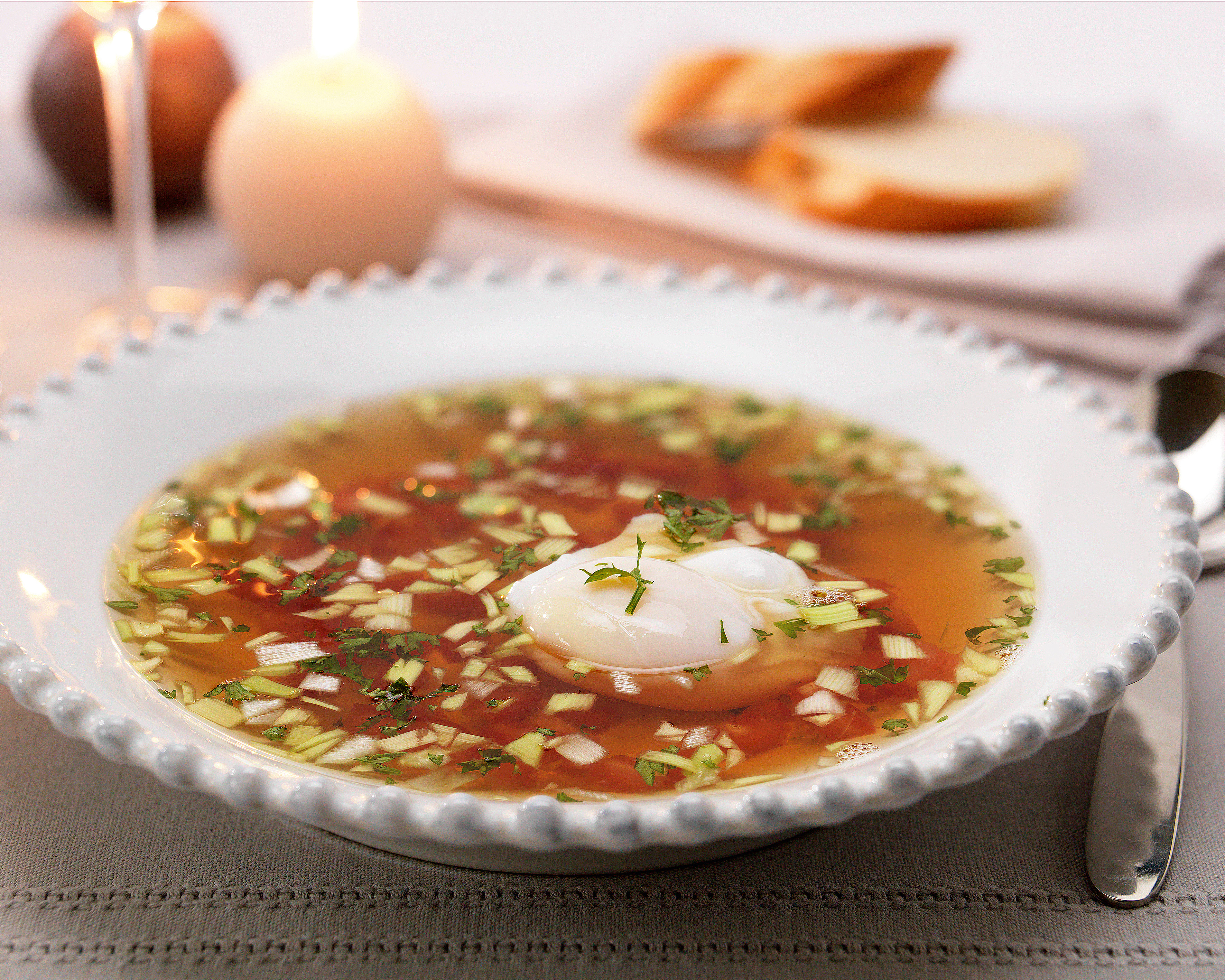 Bouillon de volaille à la tomate, au persil et aux oeufs pochés