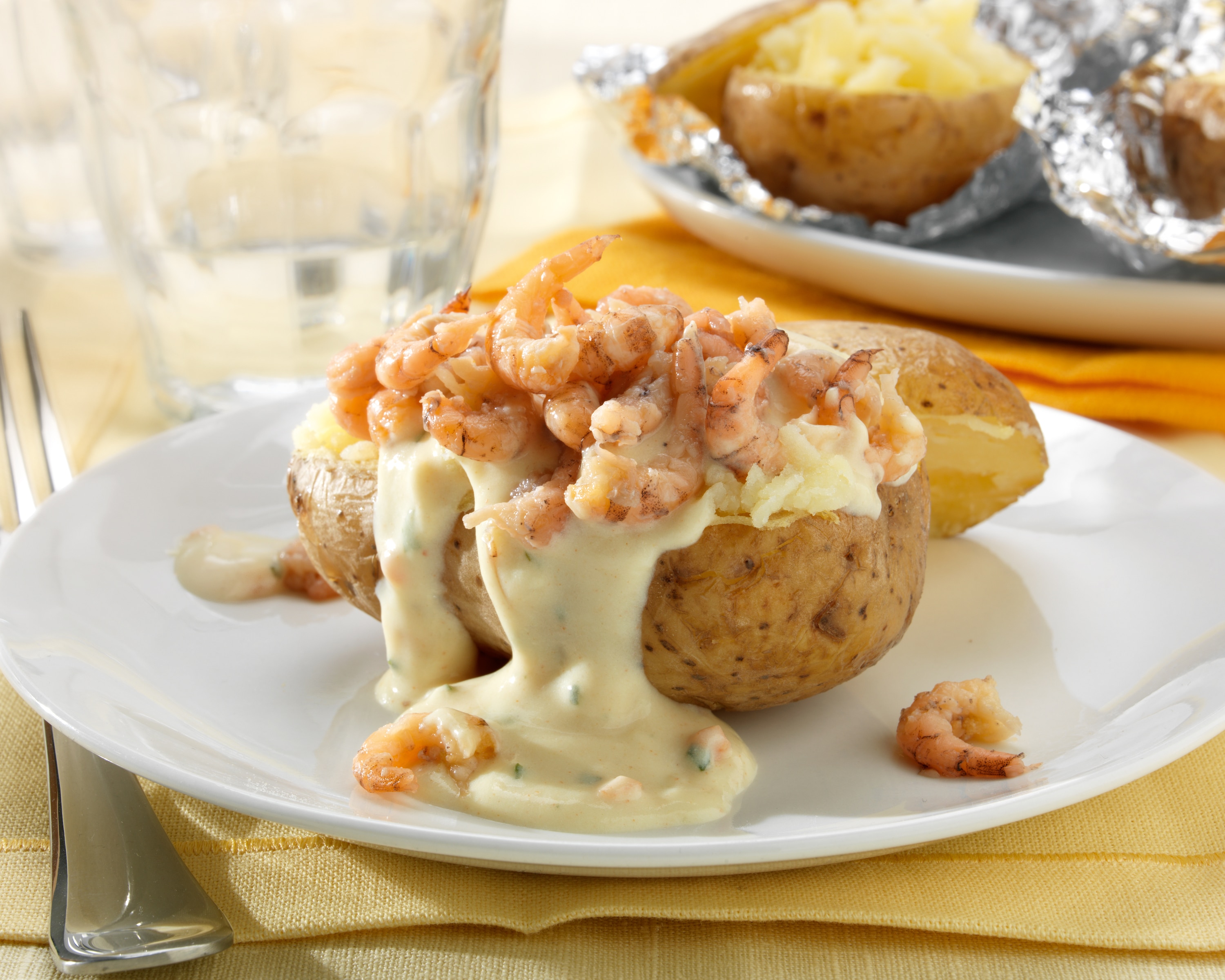 Pommes de terre en robe des champs aux crevettes grises