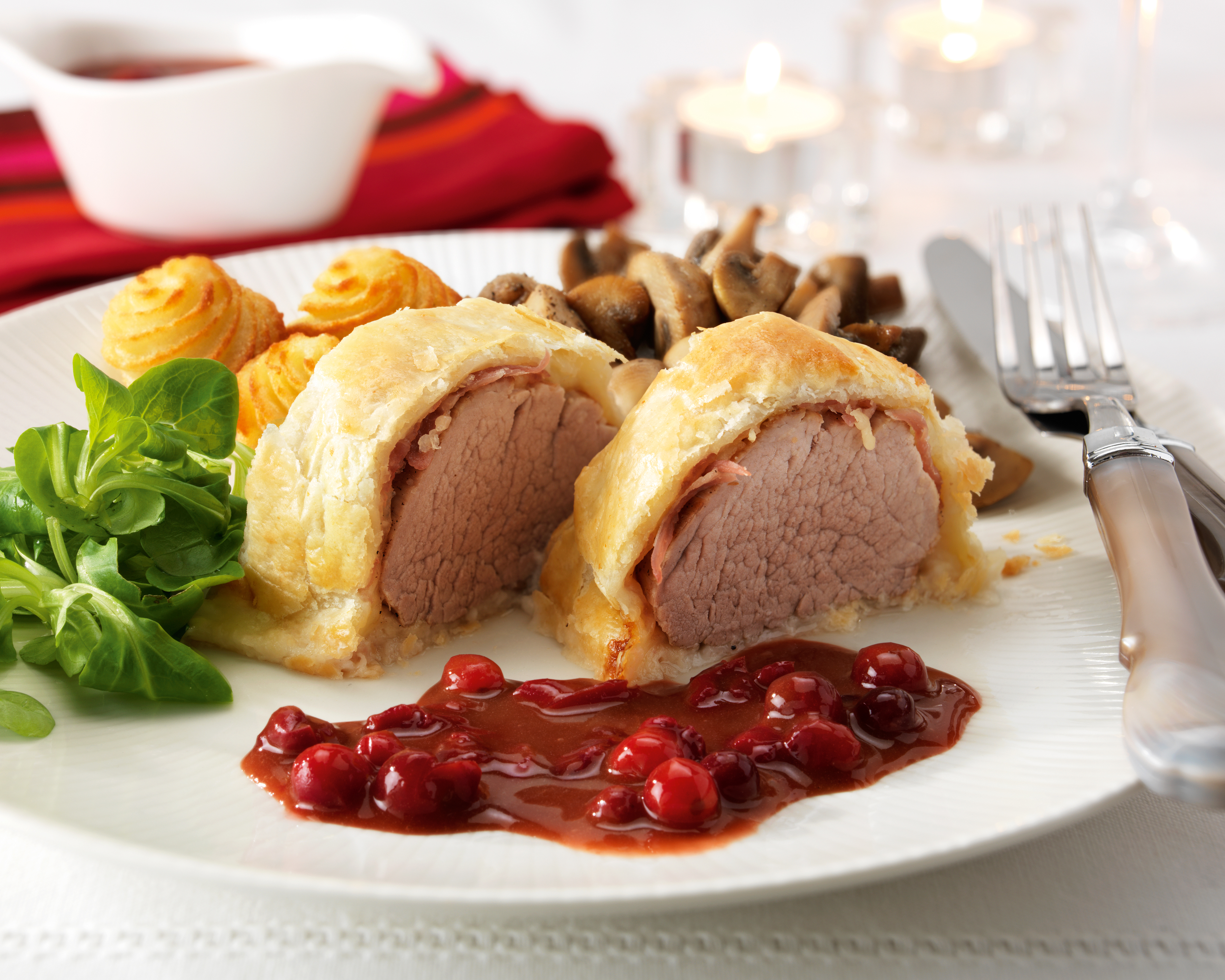Filet mignon de porc en croûte avec sauce au vin rouge et pommes pin