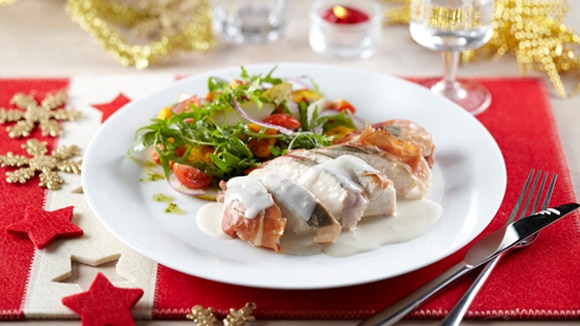 Kipfilet met Parmaham, roquefortsaus en frisse salade