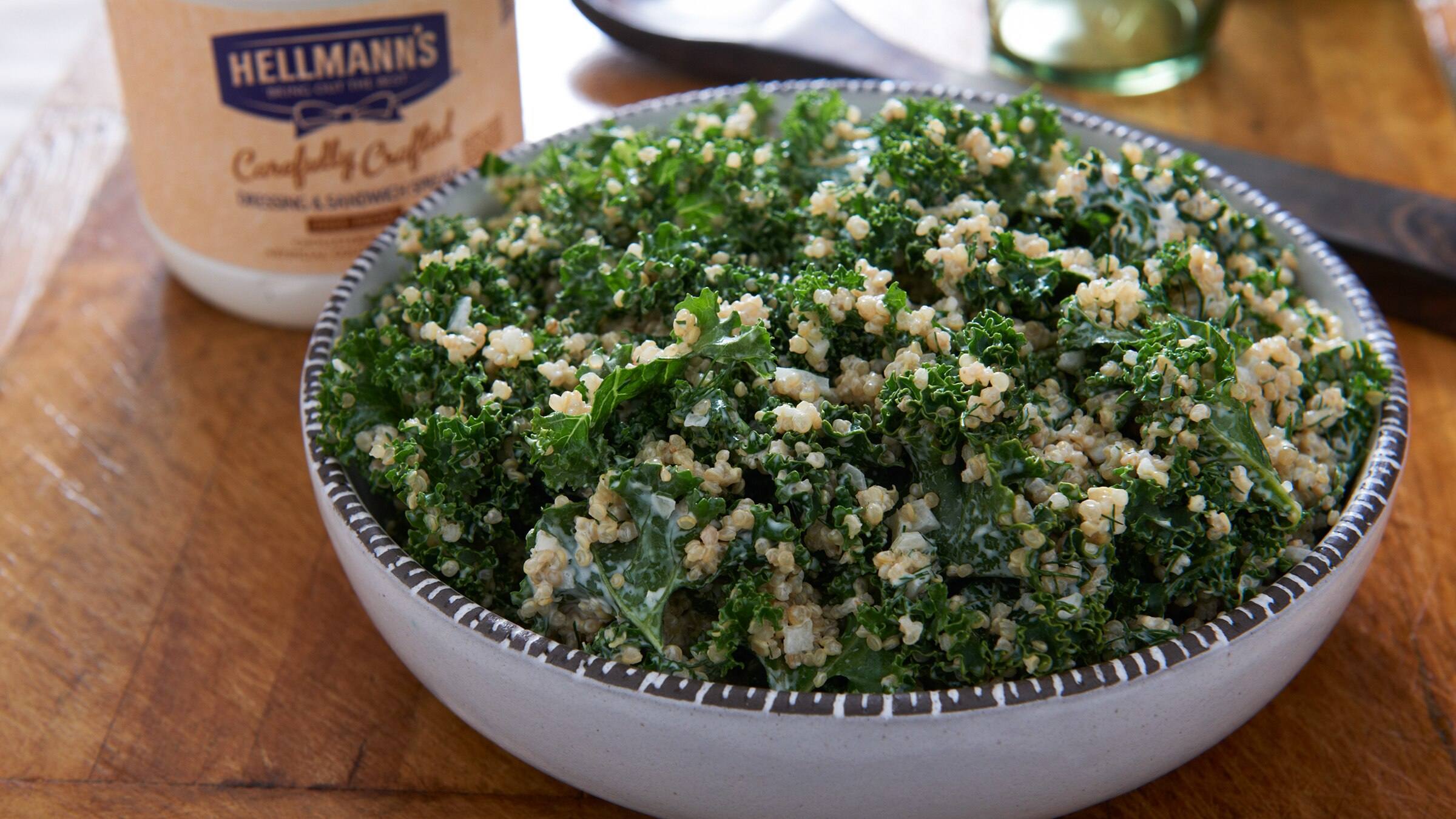 Salade de quinoa et chou vert frisé avec herbes fraîches
