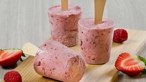 Pops helados de pastel de fruta veraniegos