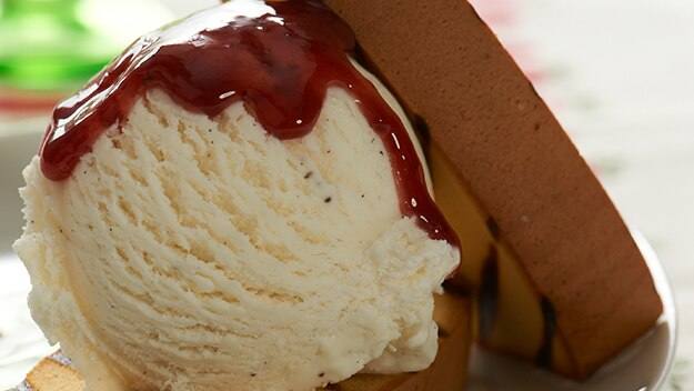 Sándwiches helados de vainilla y frutos del bosque y bizcocho esponjoso