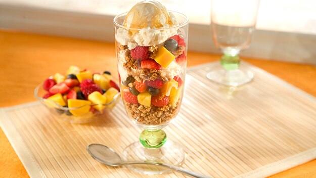 Postre de fruta, helado y granola