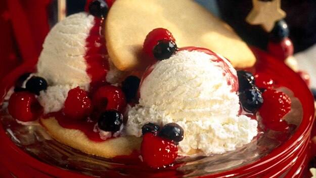 Pasteles de frutos rojos, blancos y azules