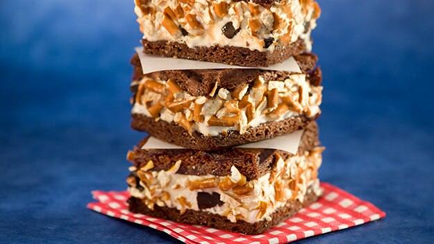 Sándwiches helados de brownie dulces y salados