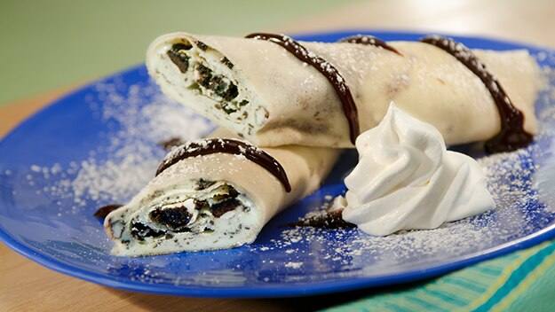 Postre de crepes de galletas de menta y crema