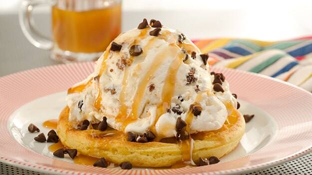 Sundaes de cono de waffle con caramelo caliente salado