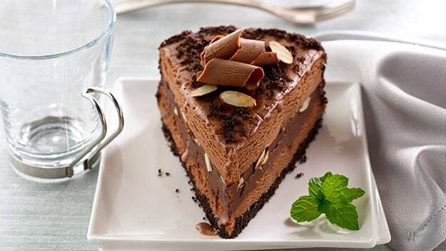 Torta helada con almendras y moca cubierta con ganache