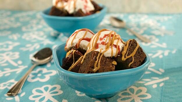 Sundaes con brownie, mantequilla de maní y jalea