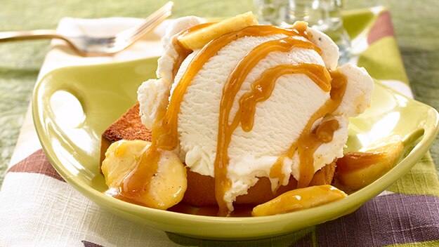 Panqué tostado con helado y bananas