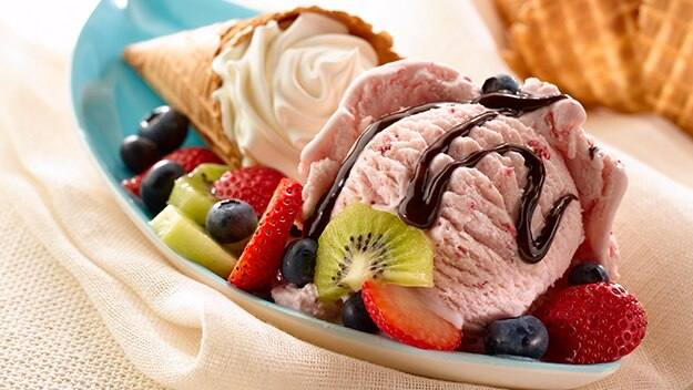 Conos con sundae de fruta y crema
