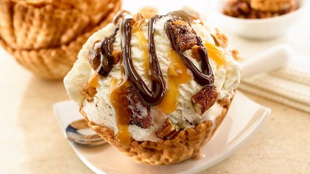 Canastitas con sundae de pastel de pecanas