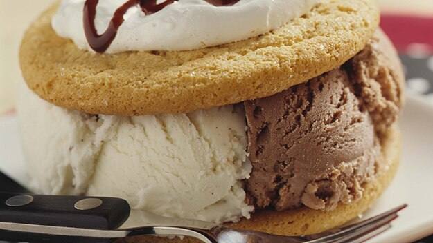 Sándwiches helados blancos y negros