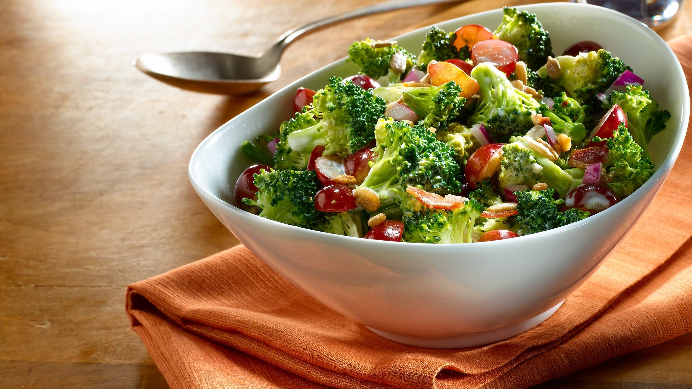 Ensalada rápida de uvas y brócoli
