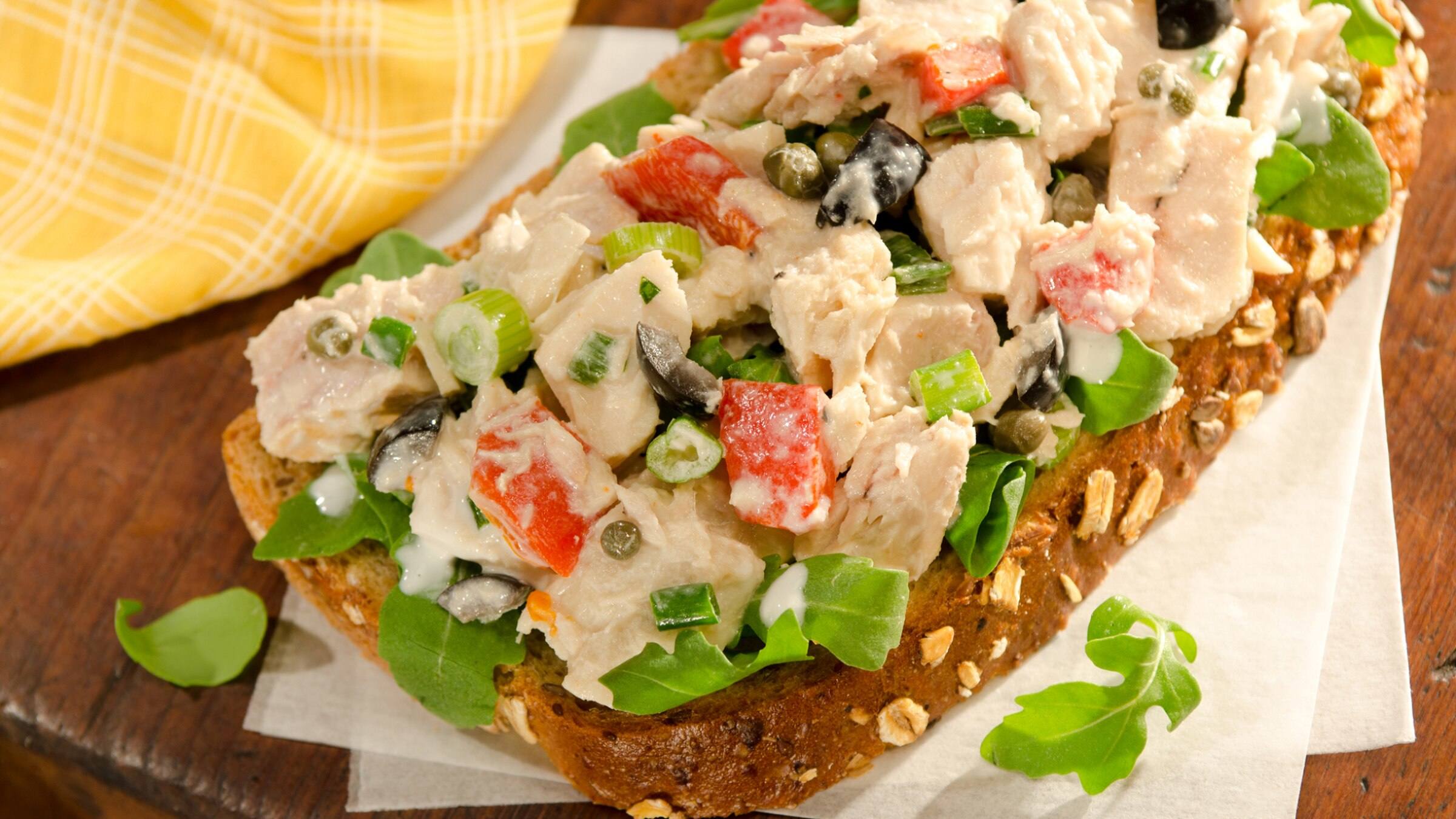 Sándwiches mediterráneos de atún abiertos