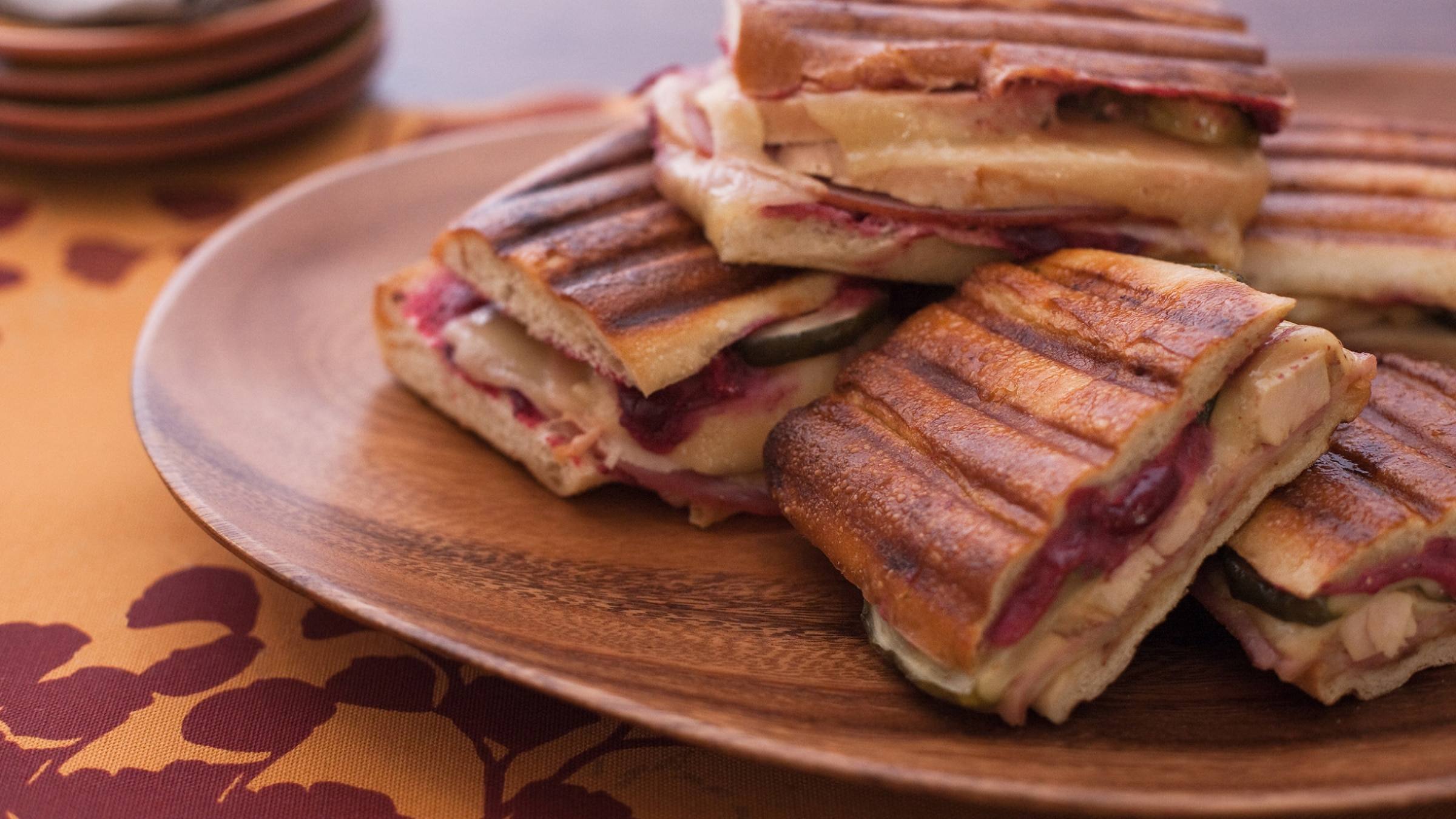 Panini de pollo con queso cheddar y arándanos