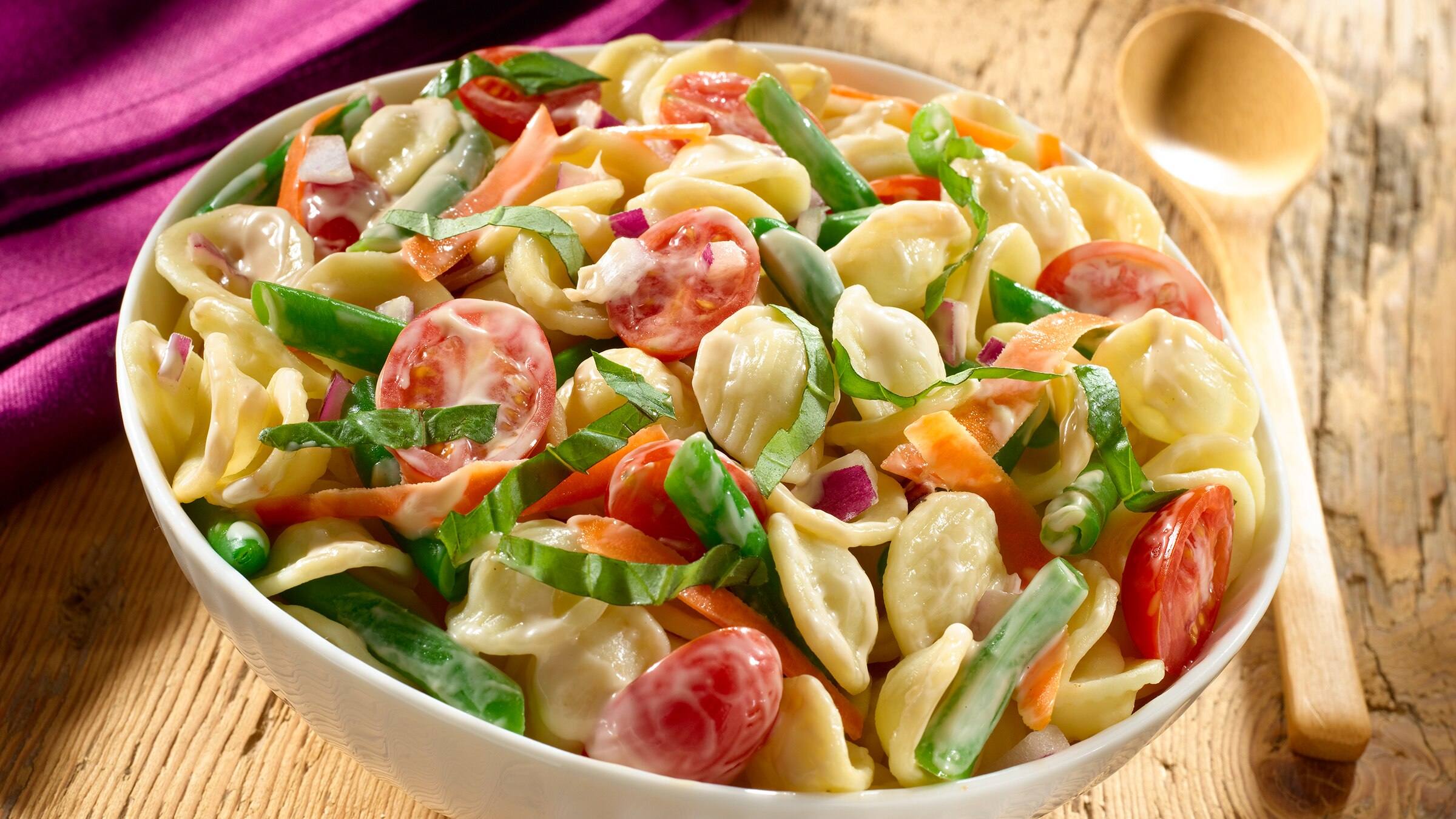 Ensalada de pasta cremosa con aceto balsámico