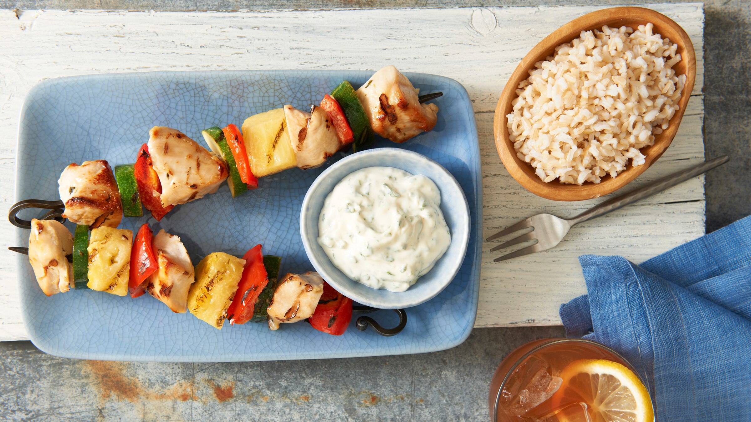 Brochetas de pollo, cilantro, limón y piña