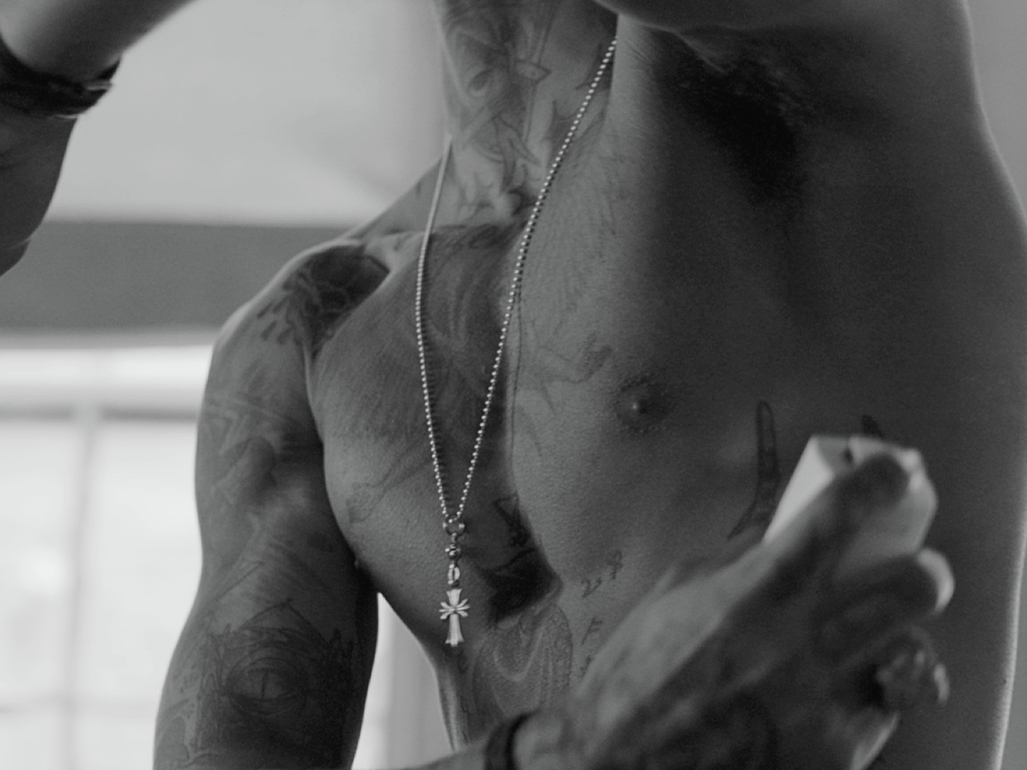 Mężczyzna stosujący spray pod pachą