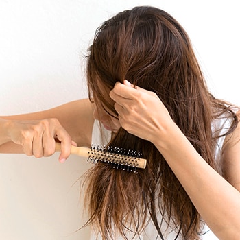 8 Penyebab & Cara Mengatasi Rambut Susah Diatur