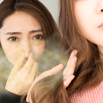 10 Penyebab & Cara Mengatasi Rambut Bau yang Perlu Diketahui