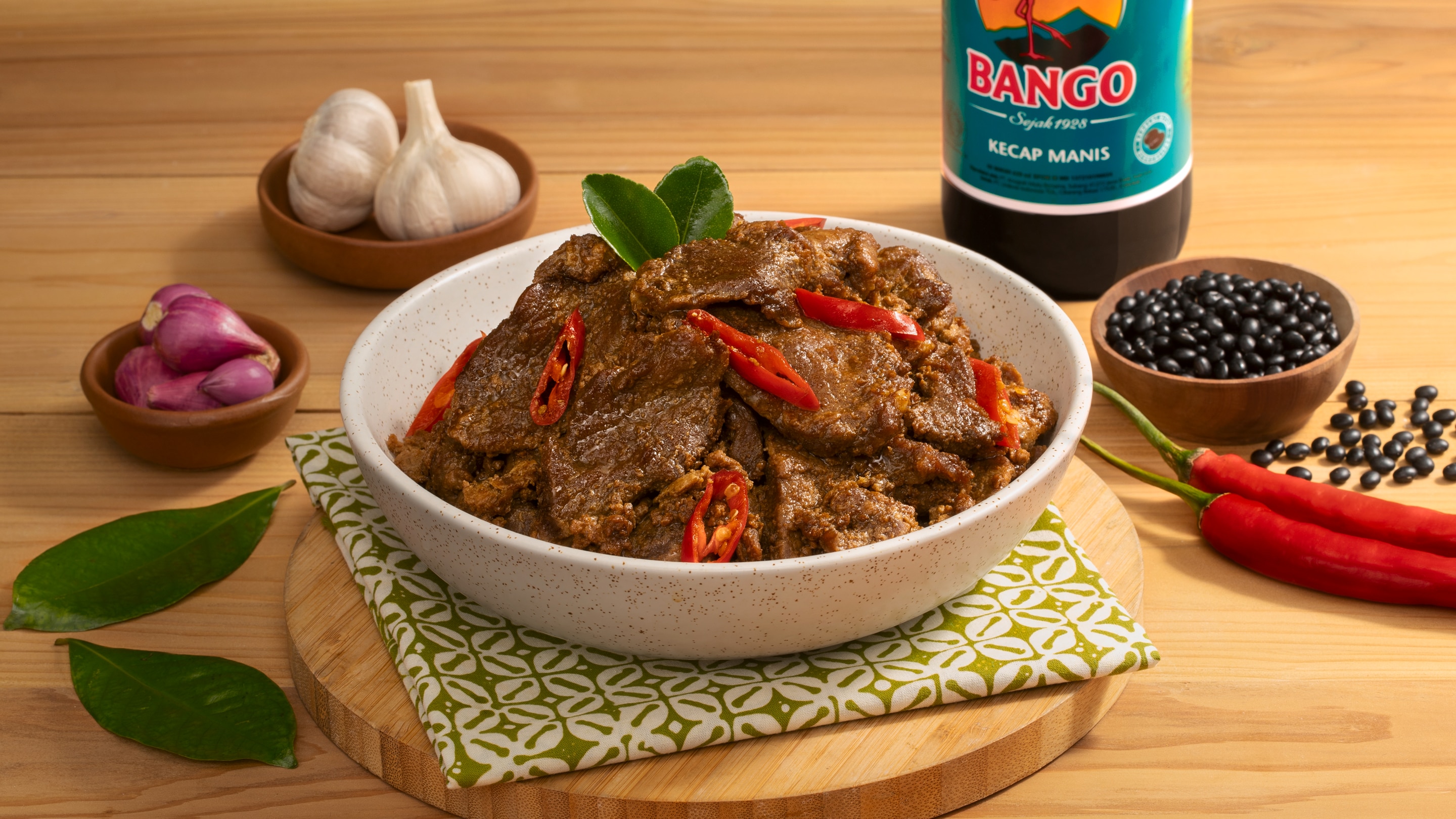 tangan pria membuat masakan resep Bango di wajan tungku tradisional dengan berbagai bahan sayuran yang sudah disiapkan