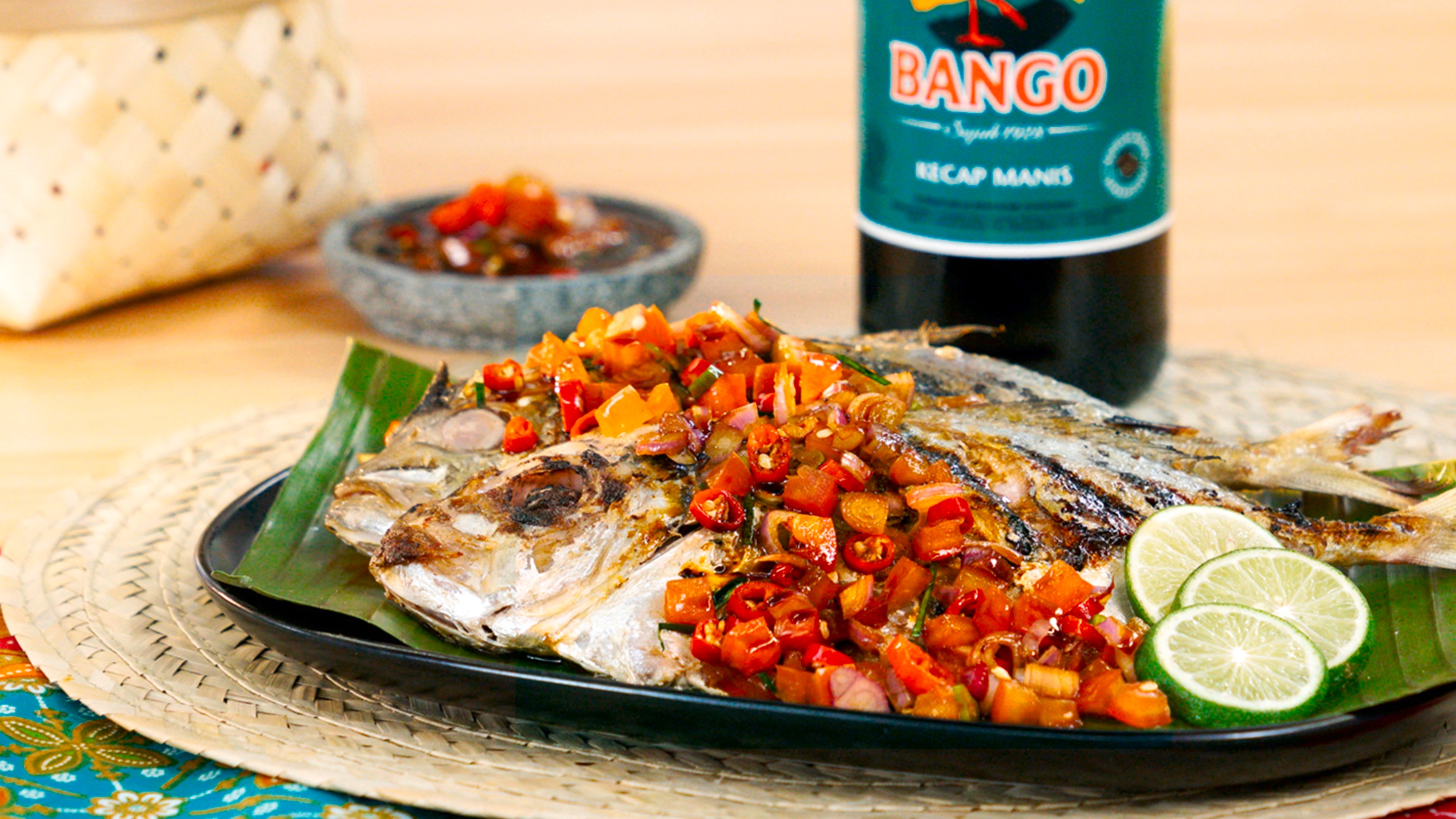 tangan pria membuat masakan resep Bango di wajan tungku tradisional dengan berbagai bahan sayuran yang sudah disiapkan