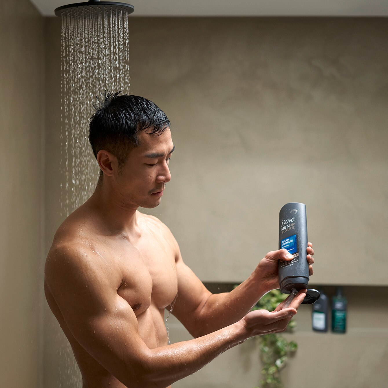 Homem a colocar gel de banho