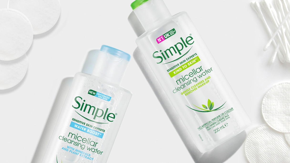 ผลิตภัณฑ์ซิมเพิลสองขวด ล้อมรอบด้วยแผ่นสำลี