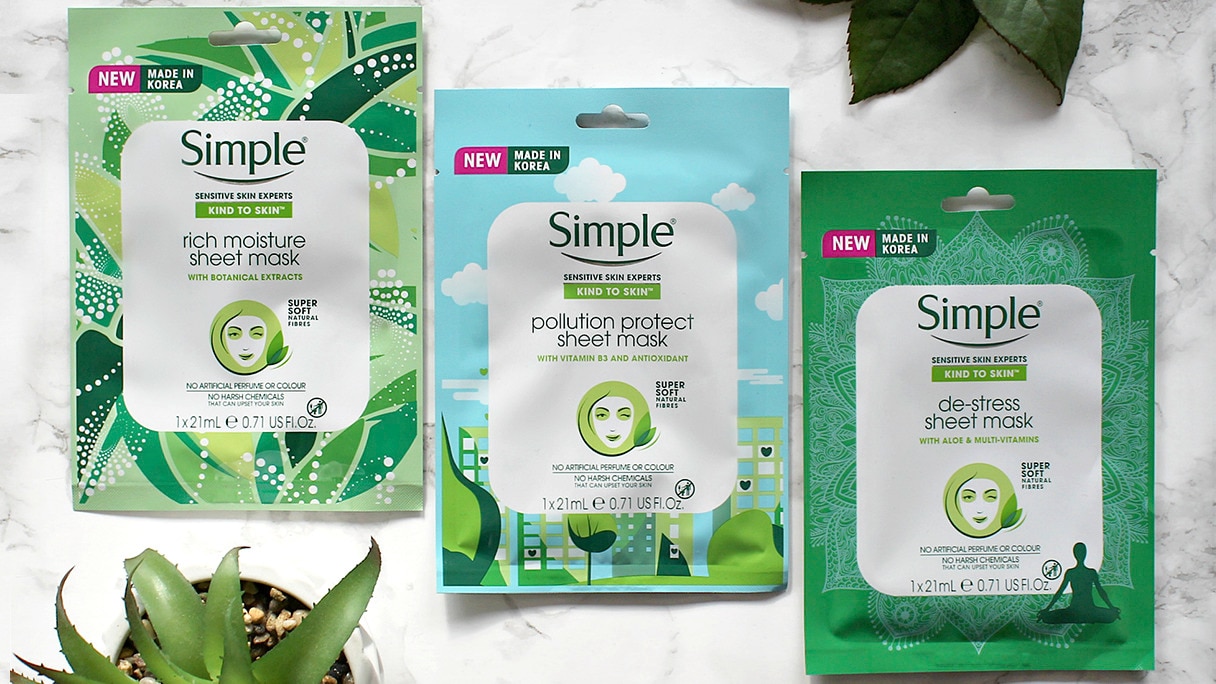 ซิมเพิล พอลลูชั่น โพรเท็กต์, ริช มอยซ์เจอร์ และ ดี-สเตรส ชีท มาสก์ วางคู่กับกระถางต้นไม้สองกระถามบนเคาน์เตอร์หินอ่อน