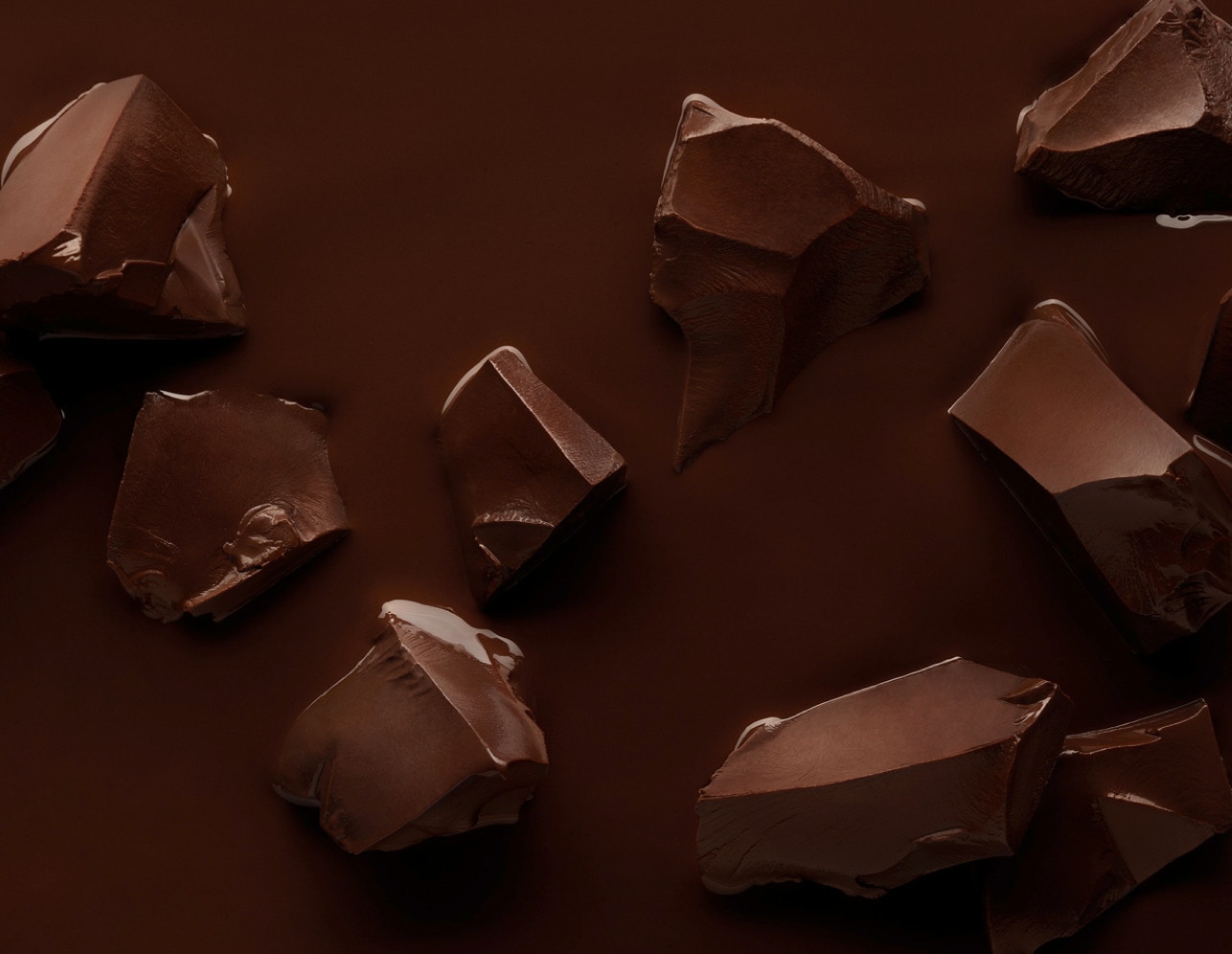 Pedaços de chocolate preto em um fundo escuro