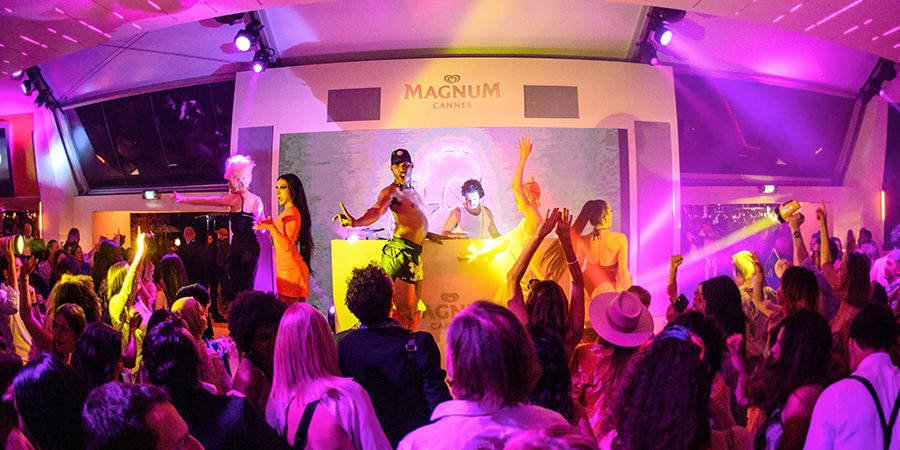 Das Publikum genießt die Magnum-Party unter dem Motto "Starchaser & Sunlover".