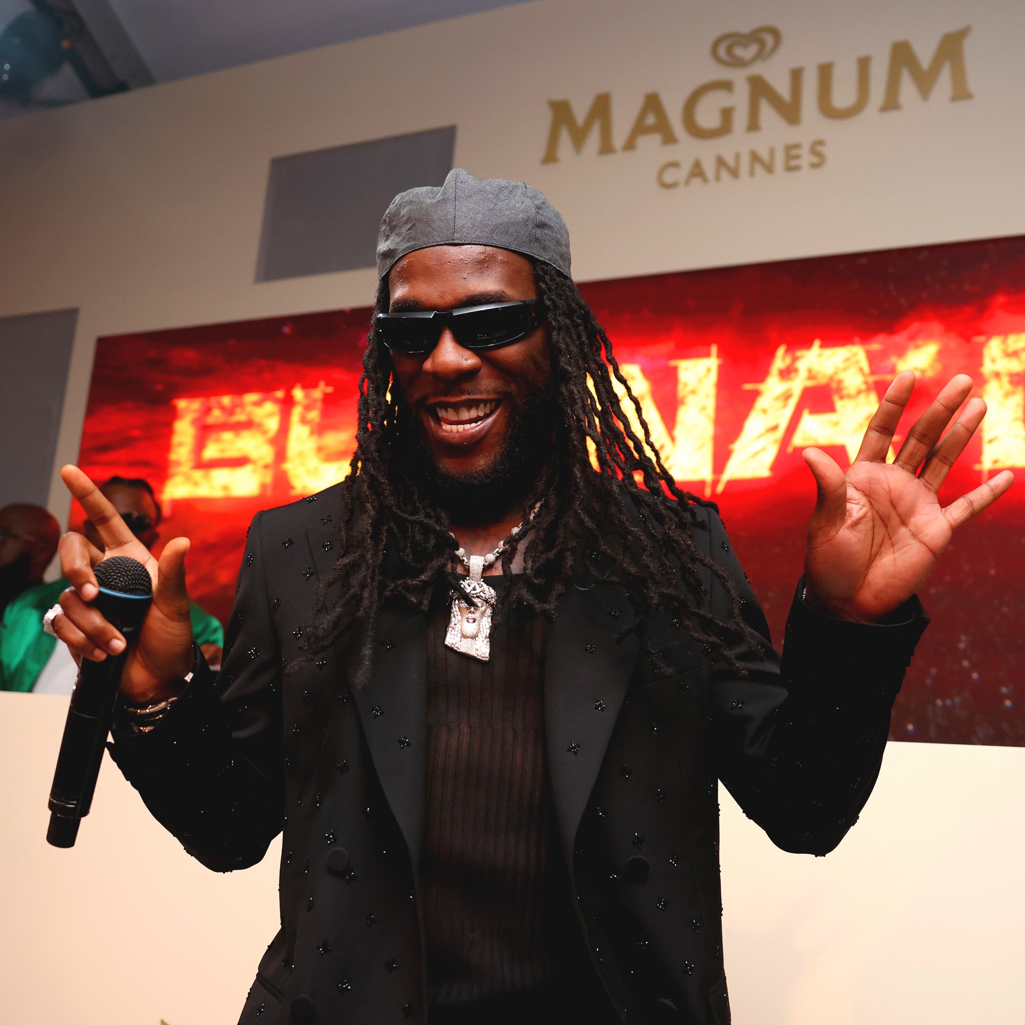 La cantante Burna Boy en el escenario durante la fiesta de Magnum Cannes