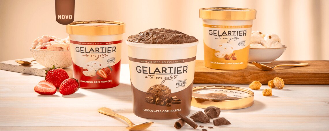 Três potes de sorvetes gelartier com os sabores de Chocolate com raspas, morango com pedaços e macadámia caramelizada