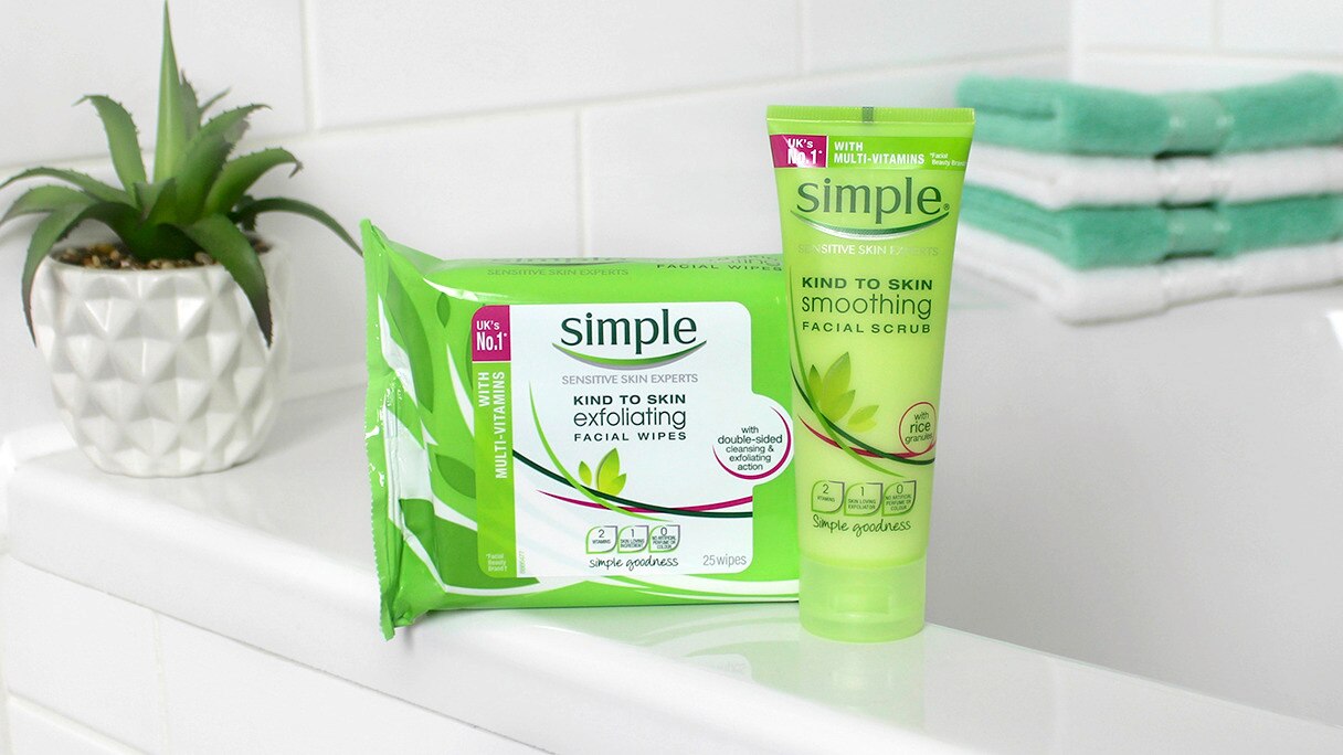 Khăn ướt tẩy tế bào chết và kem tẩy trang dịu nhẹ Simple trên mép bồn tắm