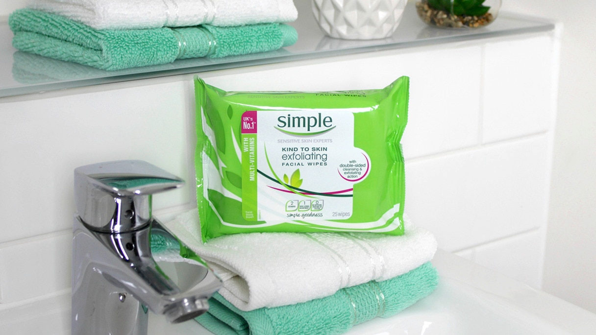 Khăn ướt tẩy tế bào chết của Simple trên bệ bồn rừa mặt