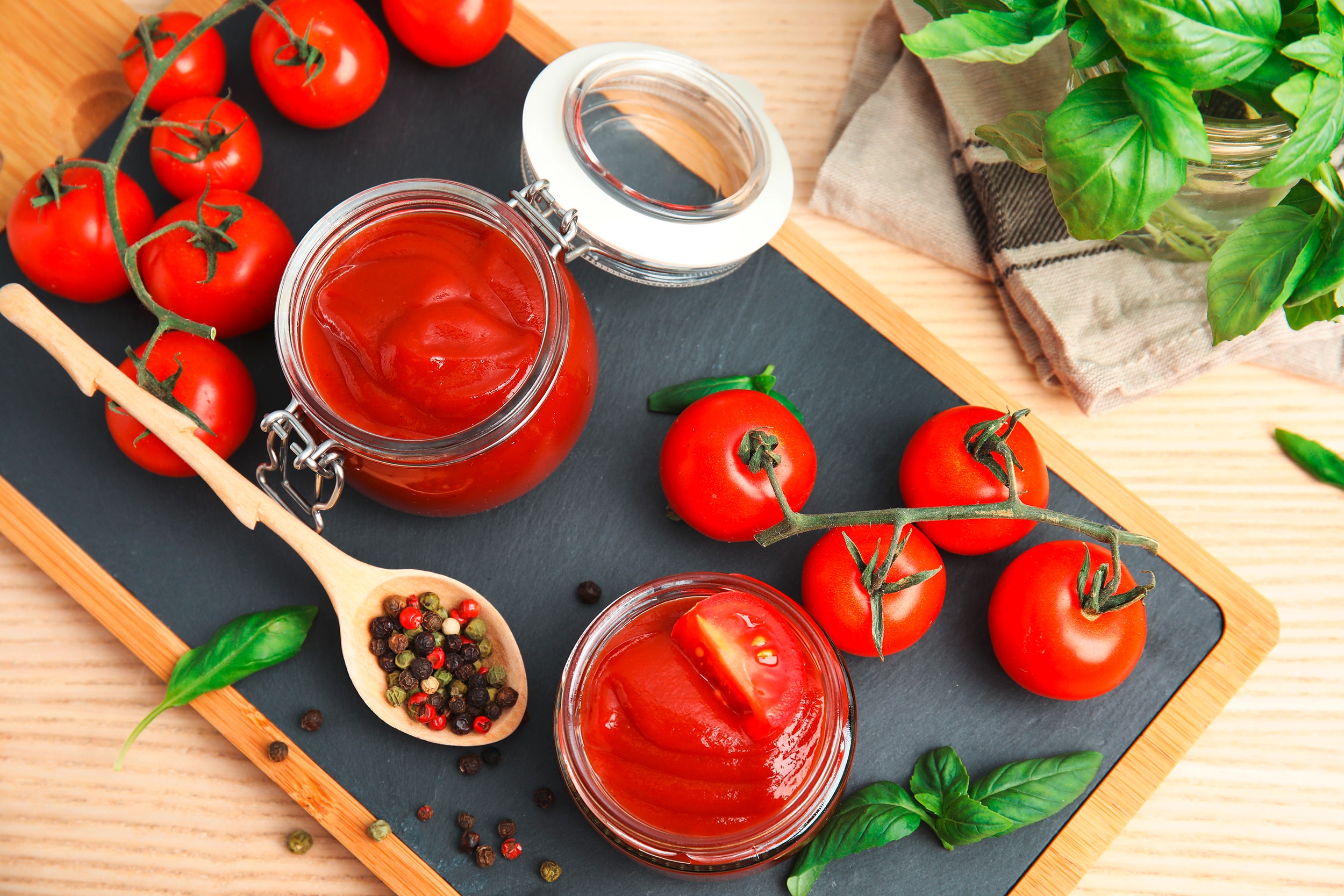 Tomaten eingekocht mit Kräutern und Gewürzen auf dem Brett