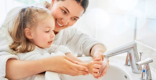 Rửa tay thường xuyên giúp phòng ngừa bệnh kiết lỵ ở trẻ