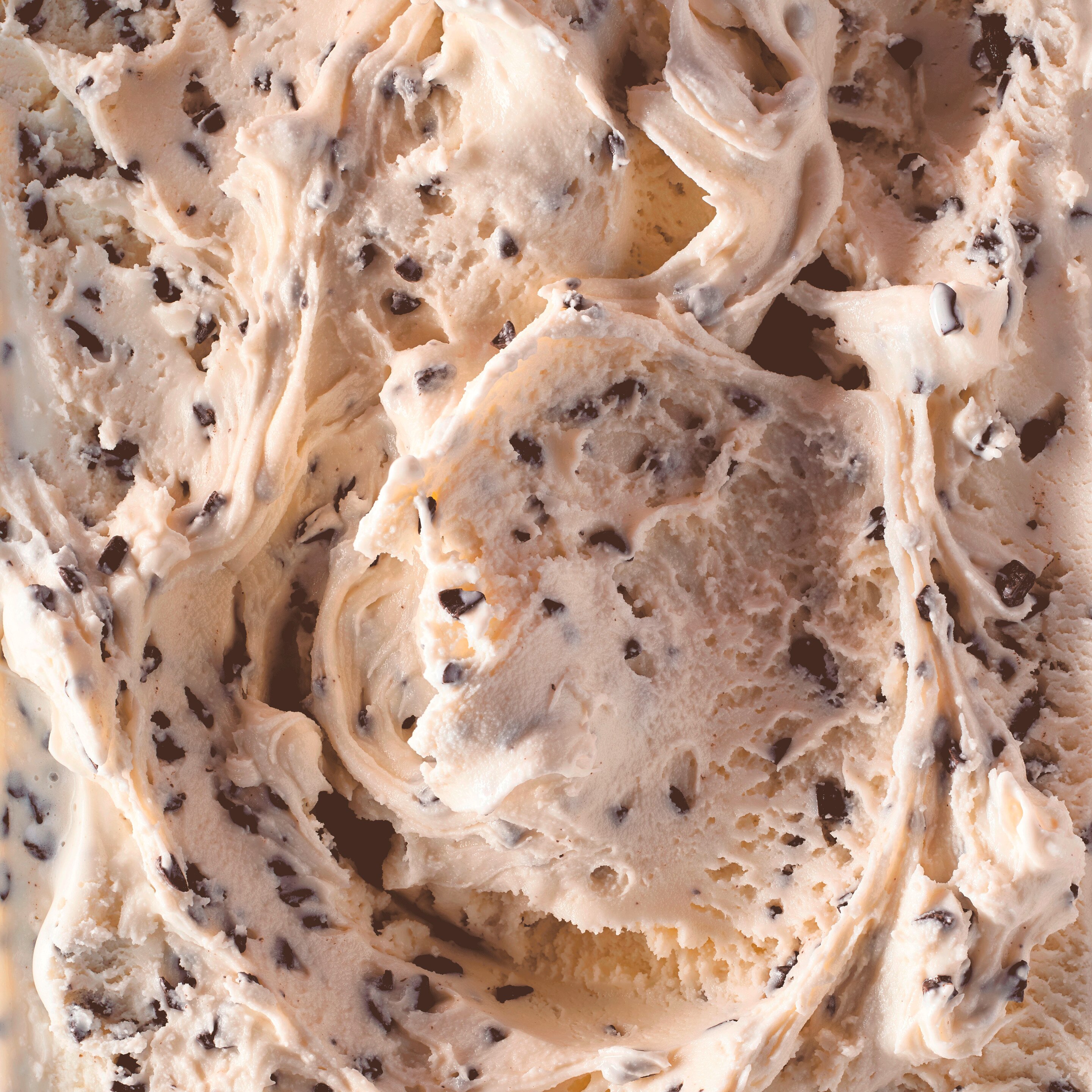 gros plan sur la texture crémeuse de la glace stracciatela 