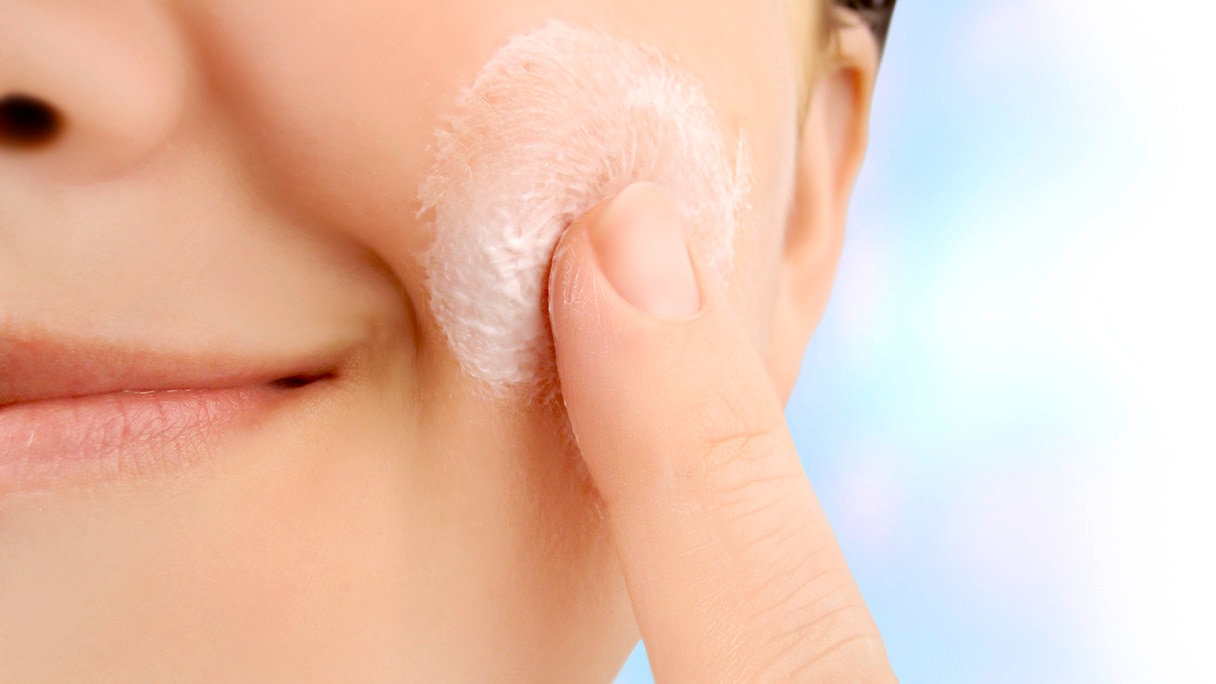 Hình ảnh cận cảnh người phụ nữ đang xoa kem trên má