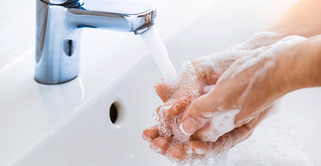 Rửa tay bằng xà phòng là cách vệ sinh phòng bệnh tay chân miệng cho trẻ hiệu quả