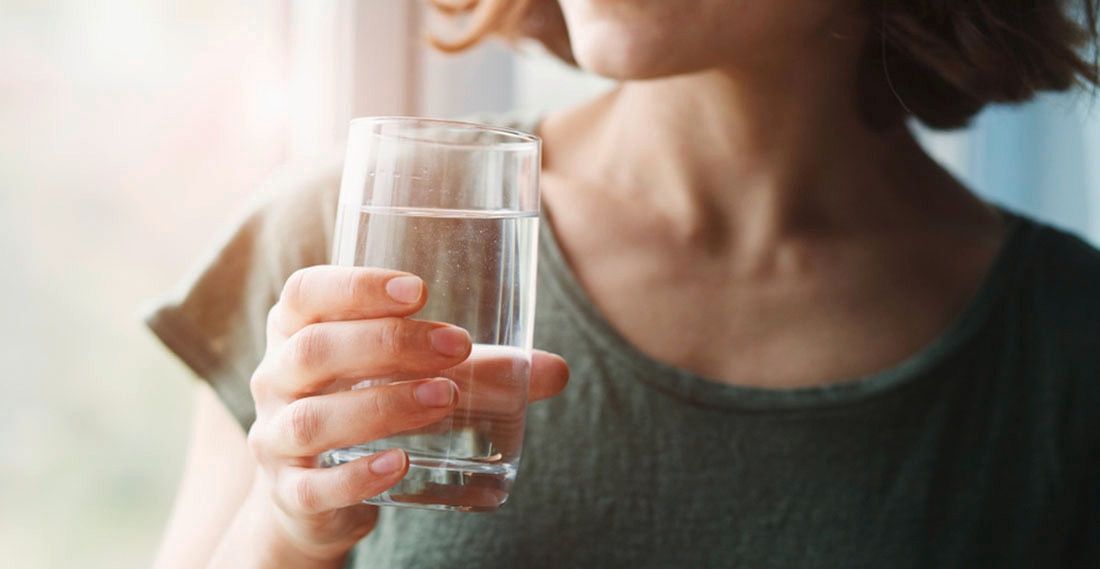 Uống nước đầy đủ giúp mô da khỏe mạnh hơn